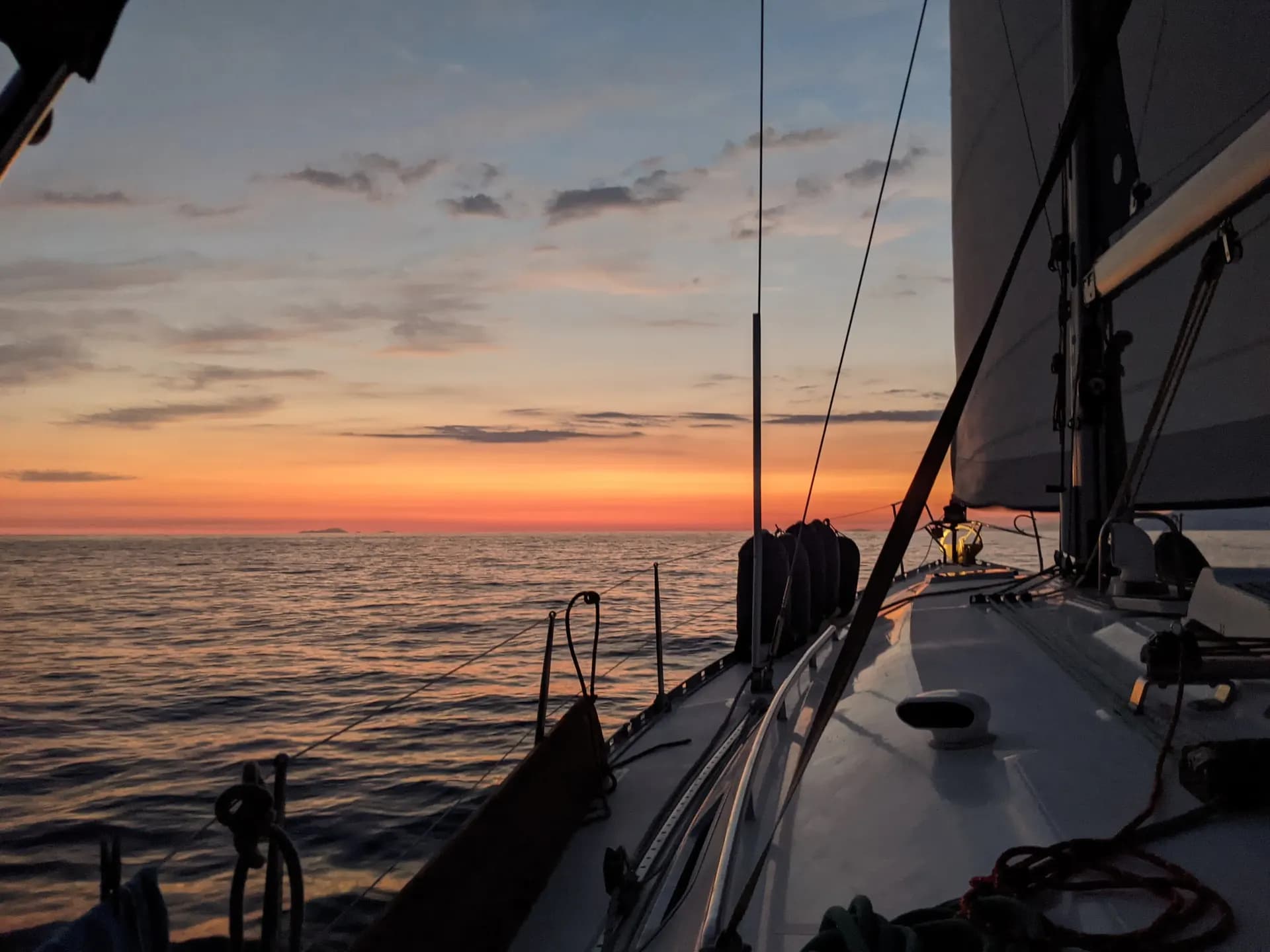 Night passage on a monohull with stars on the horizon